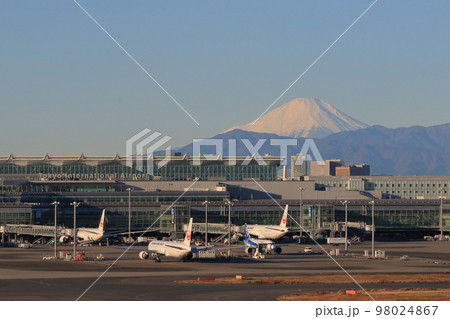 富士山を背景にする羽田空港第3ターミナル 98024867