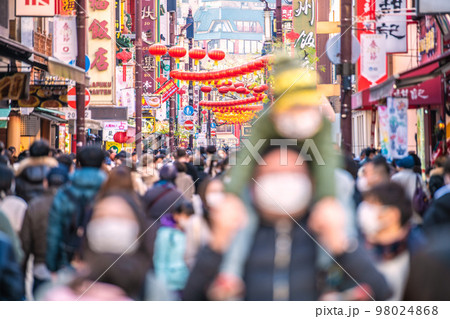 日本の横浜都市景観 コロナ禍前の賑わいを取り戻した2023春節燈花の横浜中華街を望む＝1月8日 98024868