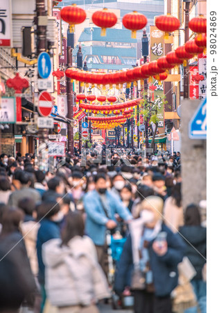 日本の横浜都市景観 コロナ禍前の賑わいを取り戻した2023春節燈花の横浜中華街を望む=1月8日 日本の横浜都市景観 コロナ禍前の賑わいを取り戻した2023春節燈花の横浜中華街を望む=1月8日 98024869