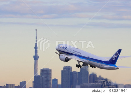 滑走、離陸、上昇する旅客機　東京スカイツリーを背景に離陸するANA機 98024944