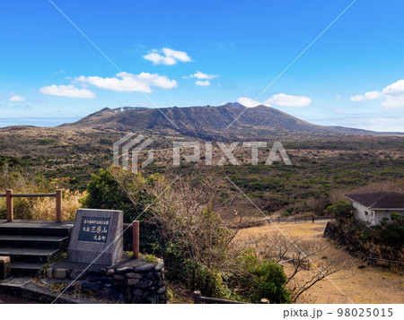 山頂口展望台から見る三原山（東京都大島町） 98025015