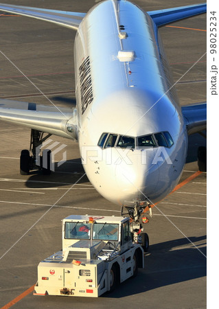 トーイングされる旅客機 98025234