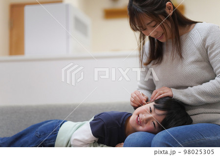 耳掃除をする親子 98025305