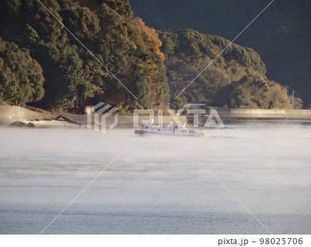 冬の風物詩、毛嵐の浦ノ内湾を滑るように航行する巡航船 冬の風物詩、毛嵐の浦ノ内湾を滑るように航行する巡航船 98025706