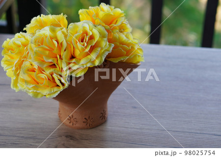 yellow roses flower in brown ceramic vase on wooden table, on blur nature background, object, decor, nature, copy space 98025754