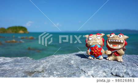 シーサーと海 沖縄 名護 屋我地漁港 シーサーと海 沖縄 名護 屋我地漁港 98026863