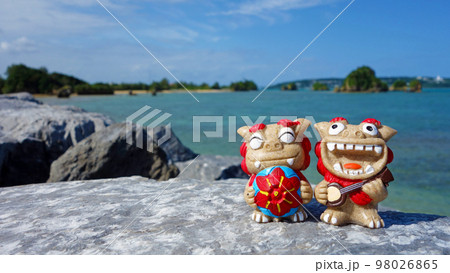 シーサーと海 沖縄 名護 屋我地漁港 98026865