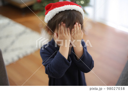 目を手で覆い隠す女の子　クリスマスイメージ 98027038
