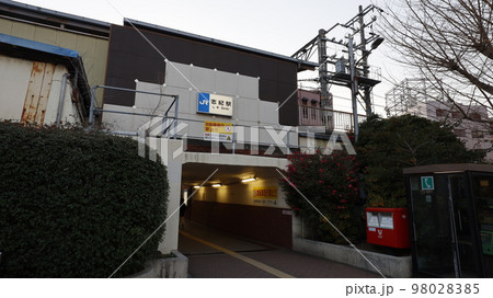 JR大和路線の志紀駅の駅舎 98028385