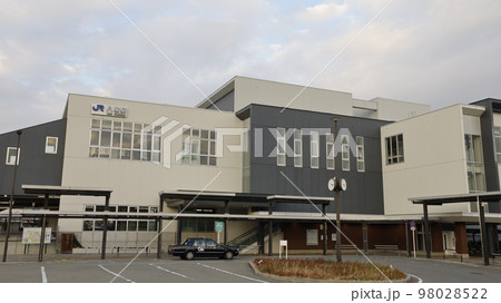 JR大和路線の八尾駅の駅舎、西側の出口 98028522