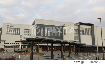 JR大和路線の八尾駅の駅舎、西側の出口 98028523