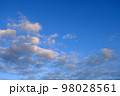 秋の夕方手前の青空と雲 98028561