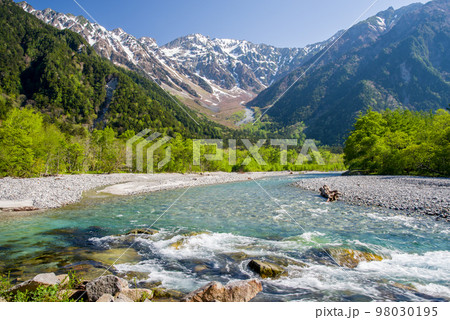 絶景！新緑の上高地【朝の河童橋周辺】 98030195
