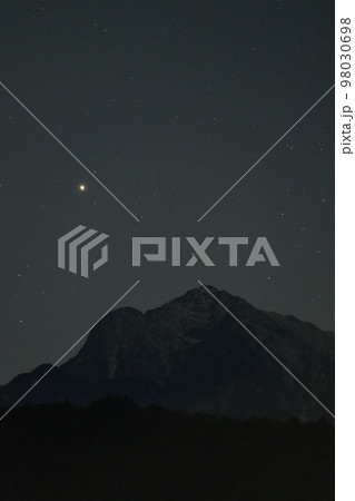 北杜市武川町、甲斐駒の上でひときわ輝く木星 98030698