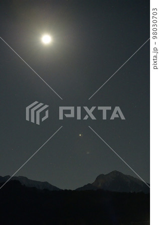 北杜市武川町、甲斐駒の上で上弦の月と木星が輝く 98030703