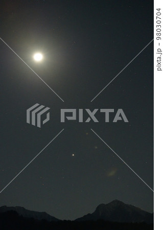 北杜市武川町、甲斐駒の上で上弦の月と木星が輝く 98030704