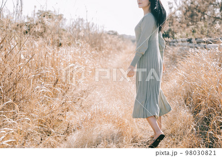 ワンピースを着た女性 98030821