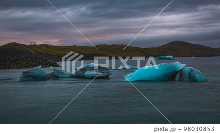 Discover Iceland on Jokulsarlon Glacier Lagoon. 98030853