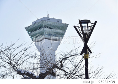 冬の北海道函館市五稜郭公園五稜郭タワーの風景を撮影 冬の北海道函館市五稜郭公園五稜郭タワーの風景を撮影 98031439