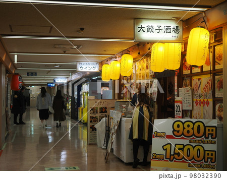 昭和レトロな地下街の風景(ニュー新橋ビル) 昭和レトロな地下街の風景(ニュー新橋ビル) 98032390