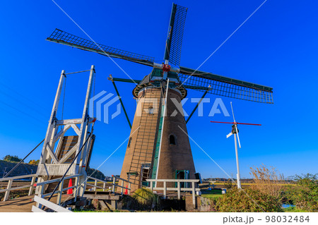 千葉県 佐倉市にある佐倉ふるさと広場(オランダ風車) 千葉県 佐倉市にある佐倉ふるさと広場(オランダ風車) 98032484