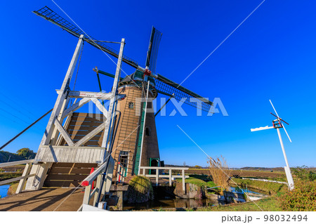 千葉県　佐倉市にある佐倉ふるさと広場（オランダ風車） 98032494