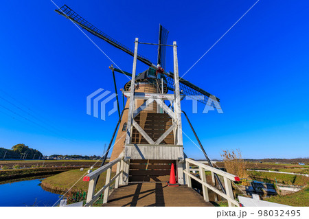 千葉県　佐倉市にある佐倉ふるさと広場（オランダ風車） 98032495