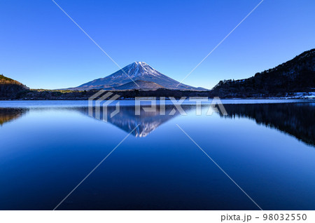 精進湖に映る逆さ富士と青空 98032550