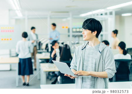 オフィスの若いエンジニアの男性 98032573