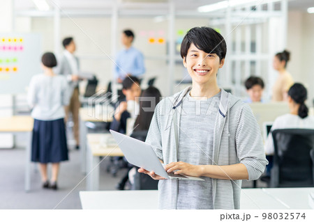 オフィスの若いエンジニアの男性 オフィスの若いエンジニアの男性 98032574