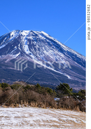 富士ヶ嶺の田園地帯と富士山の絶景・冬景色 富士ヶ嶺の田園地帯と富士山の絶景・冬景色 98032682