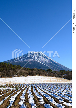 富士ヶ嶺の田園地帯と富士山の絶景・冬景色 98032688