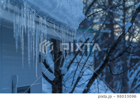 屋根からできる氷柱 98033096