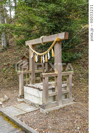八幡神社松平東照宮　笠掛けの「かえで」と身初めの井戸（跡） 98033231