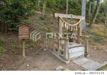 八幡神社松平東照宮 笠掛けの「かえで」と身初めの井戸(跡) 八幡神社松平東照宮 笠掛けの「かえで」と身初めの井戸(跡) 98033234