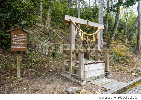 八幡神社松平東照宮 笠掛けの「かえで」と身初めの井戸(跡) 八幡神社松平東照宮 笠掛けの「かえで」と身初めの井戸(跡) 98033235