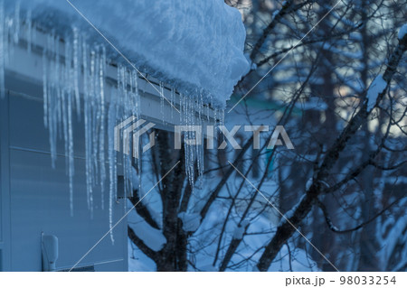 屋根からできる氷柱 98033254