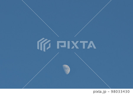 北杜市白州町、月齢7.7上弦後の月が浮かぶ大晦日の夕空 98033430