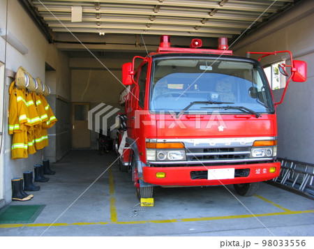 車庫に収まっている、陸上自衛隊の消防ポンプ車 98033556