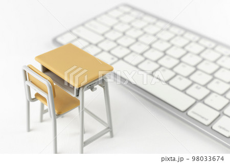 キーボードと玩具の勉強机.パソコン教室のイメージ 98033674