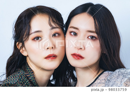 女性二人のファッションポートレート 女性二人のファッションポートレート 98033759