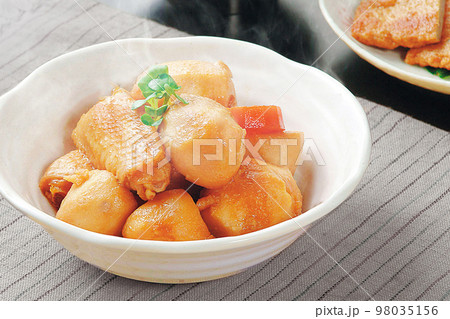創作料理里芋と鶏手羽の煮物 98035156