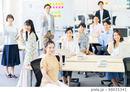 頑張る社員 頑張る社員 98035341