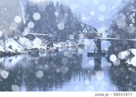 雪降る冬の只見線 98035877