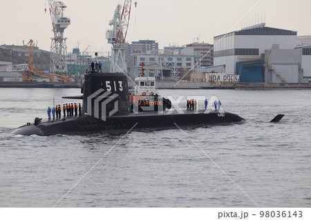 冬の海へ出航する海上自衛隊の潜水艦たいげい 冬の海へ出航する海上自衛隊の潜水艦たいげい 98036143