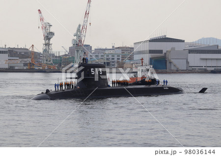 タグボートの支援を受けて出航する海上自衛隊の潜水艦たいげい タグボートの支援を受けて出航する海上自衛隊の潜水艦たいげい 98036144