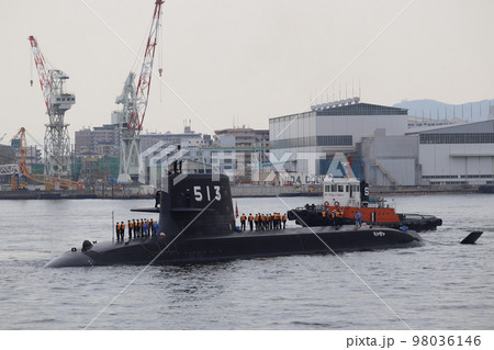 造船所を背景にした海上自衛隊の潜水艦たいげい 98036146