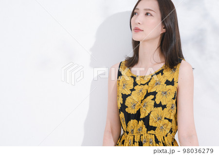 白バック　若い女性　スキンケア 98036279