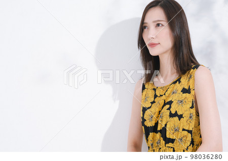 白バック　若い女性　スキンケア 98036280