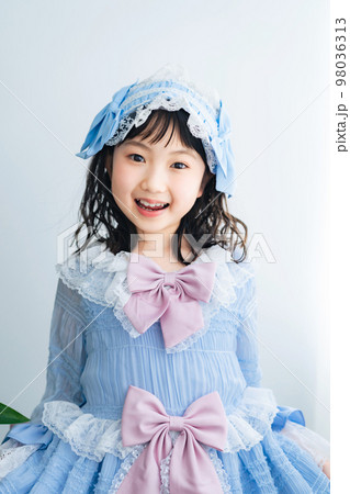 ドレスを着た女の子　写真館　七五三　ハーフ成人式 98036313